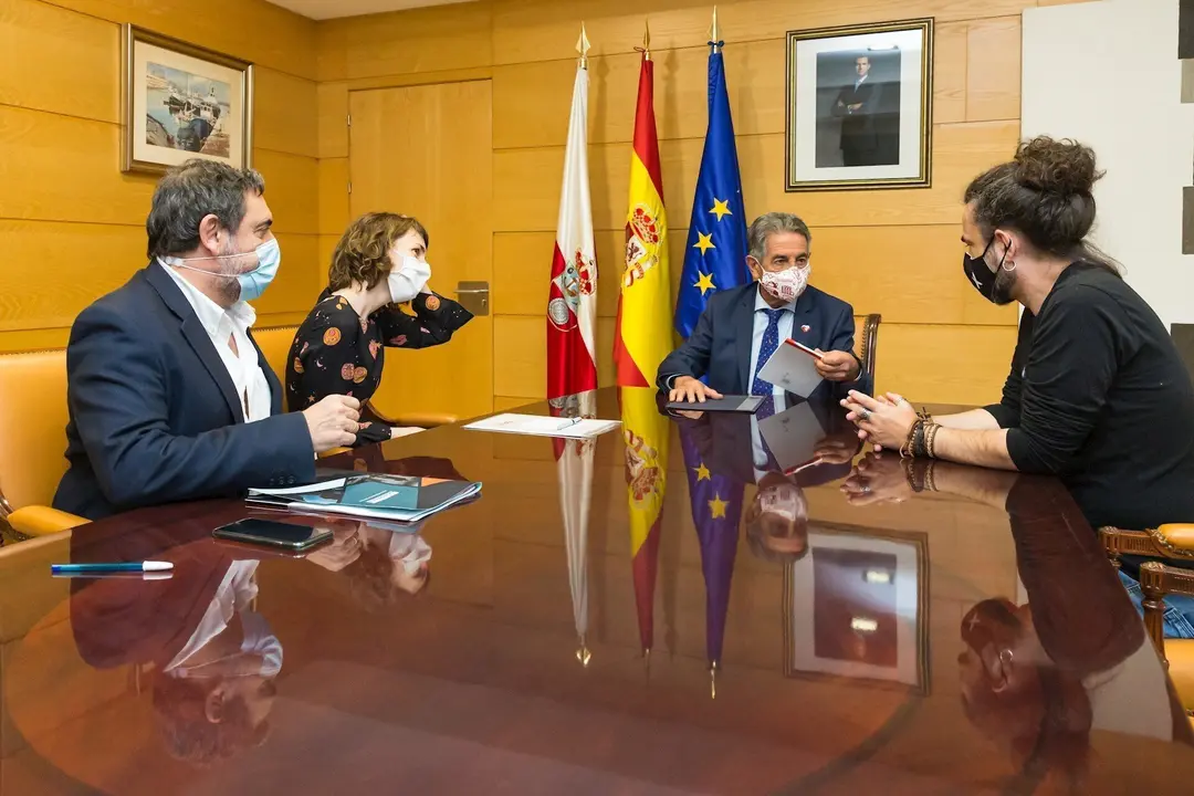 Revilla con representantes de La PACCA