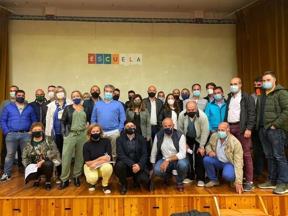 La presidenta del PP de Cantabria, Mar&iacute;a Jos&eacute; S&aacute;enz de Buruaga, con representantes de las entidades locales menores de Campoo