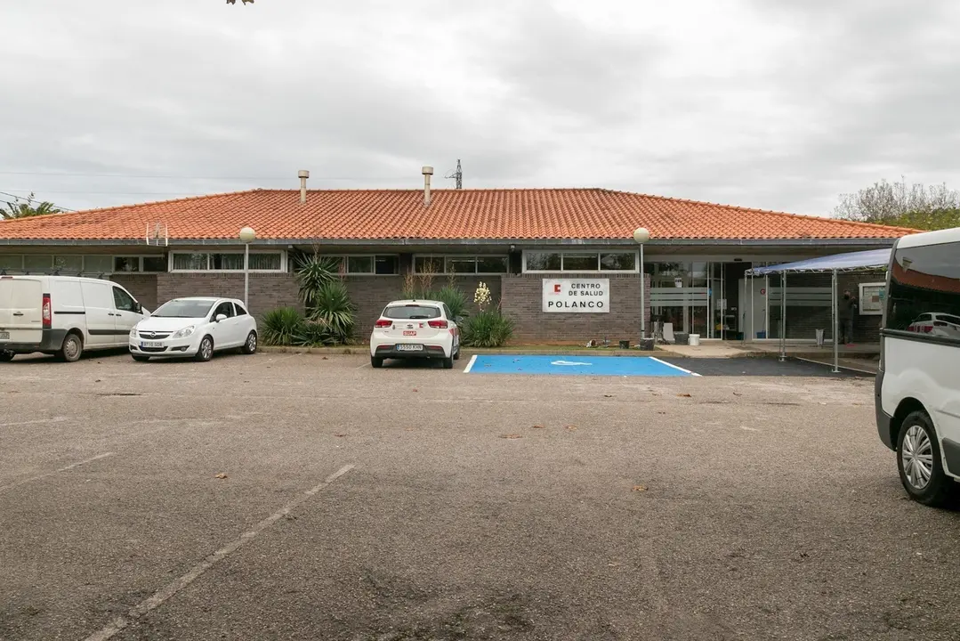 Edificio actual del centro de salud de Polanco, que la Consejer&iacute;a de Sanidad prev&eacute; ampliar para atender la demanda