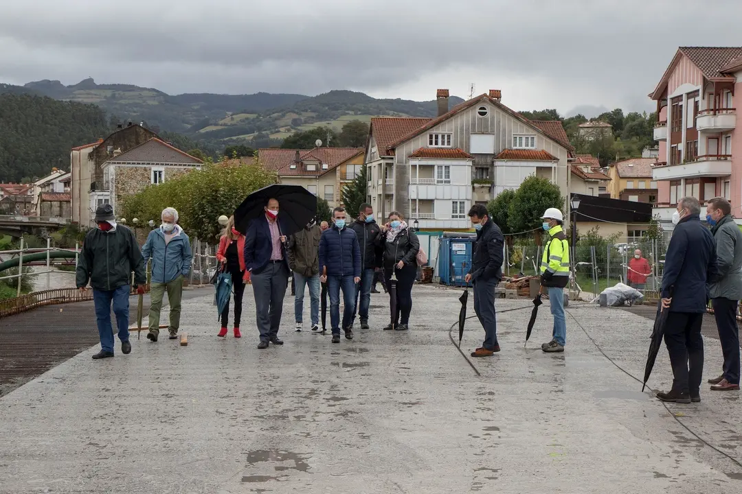 El consejero de Obras P&uacute;blicas durante la visita a las obras del puente