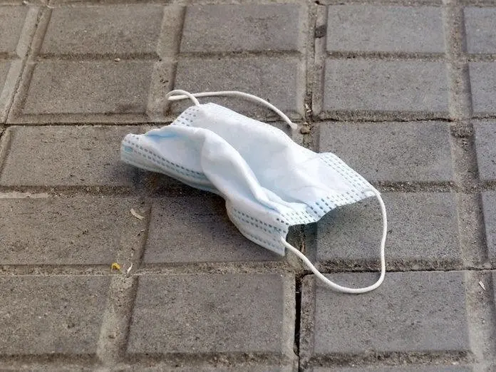 Mascarillas en el suelo.