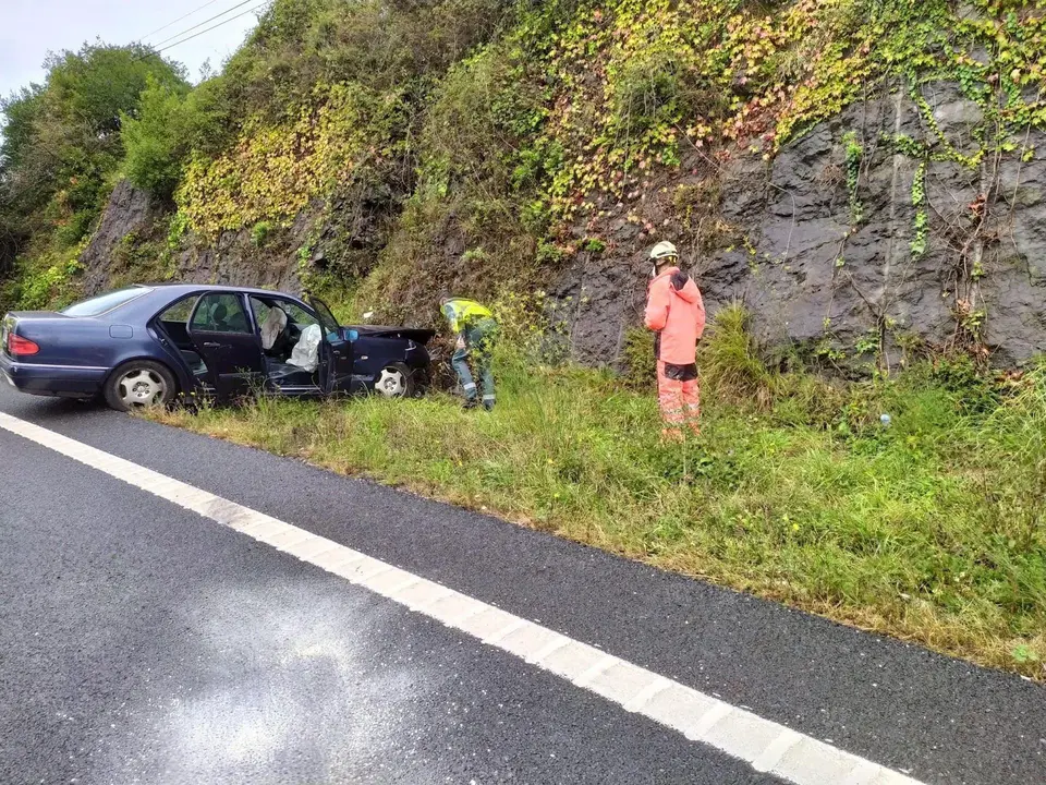 Dos heridos leves en una salida de v&iacute;a en la A-8