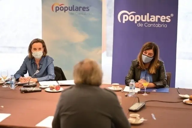 La presidenta del Partido Popular de Cantabria, Mar&iacute;a Jos&eacute; S&aacute;enz de Buruaga, ha trasladado hoy a la portavoz del grupo popular en el Congreso de los Diputados, Cuca Gamarra, las reivindicaciones de Cantabria ante los PGE