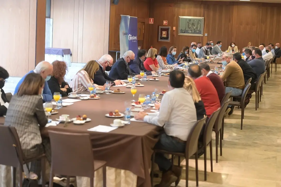 La portavoz del PP en el Congreso, Cuca Gamarra, se re&uacute;ne con dirigentes y alcaldes y concejales del PP de Cantabria