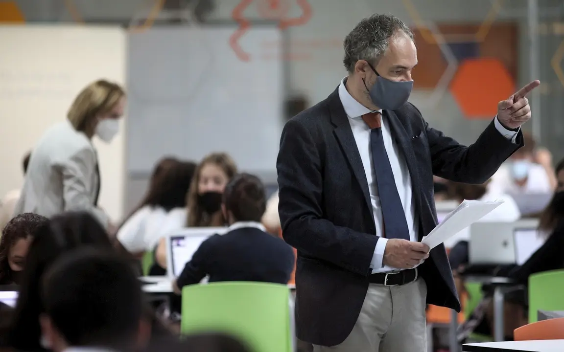 El profesor de Matem&aacute;ticas de 4&ordm; de la ESO, Alejandro D&iacute;az, durante una clase impartida en el colegio SEK Ciudalcampo, en San Sebasti&aacute;n de los Reyes, Madrid (Espa&ntilde;a), a 18 de septiembre de 2020. El Colegio internacional y privado SEK Ciudalcampo es uno de