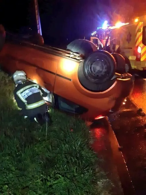 Coche volcado en Comillas