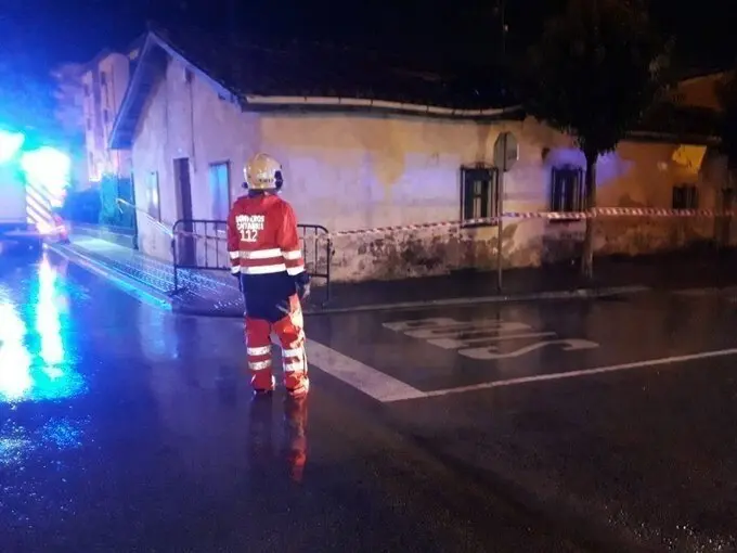 Bombero del 112 ante la casa donde se ha ca&iacute;do el tejado