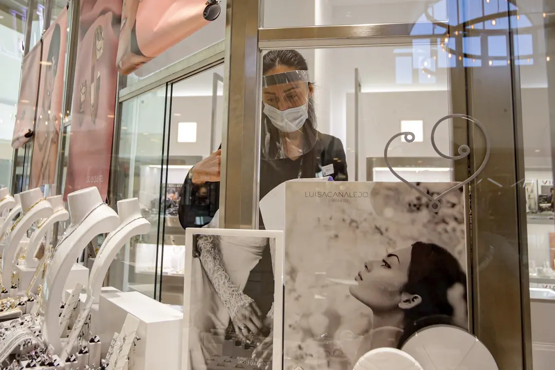Una trabajadora de una joyer&iacute;a