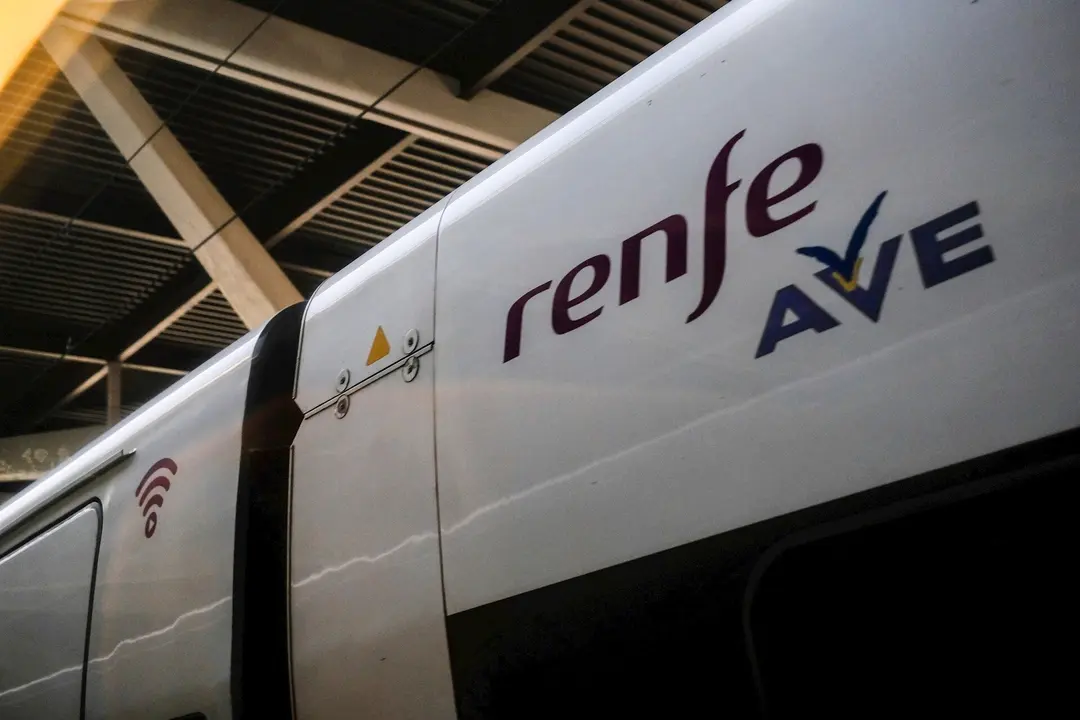 Vag&oacute;n de un tren AVE de Renfe en las v&iacute;as de la Estaci&oacute;n de Atocha, en Madrid (Espa&ntilde;a)