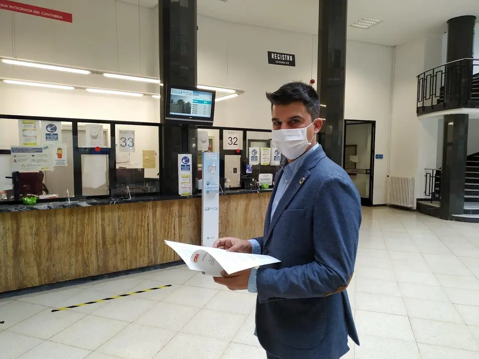 El portavoz del Grupo Municipal Socialista de Santander, Daniel Fern&aacute;ndez, en el registro