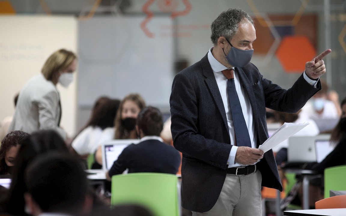 El profesor de Matemáticas de 4º de la ESO, Alejandro Díaz, durante una clase impartida en el colegio SEK Ciudalcampo, en San Sebastián de los Reyes, Madrid (España), a 18 de septiembre de 2020. El Colegio internacional y privado SEK Ciudalcampo es uno de