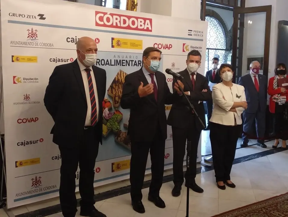 El ministro de Agricultura, Pesca y Alimentaci&oacute;n, Luis Planas (centro), junto al presidente de la Diputaci&oacute;n de C&oacute;rdoba, Antonio Ruiz (izda.), atiende  los medios de comunicaci&oacute;n