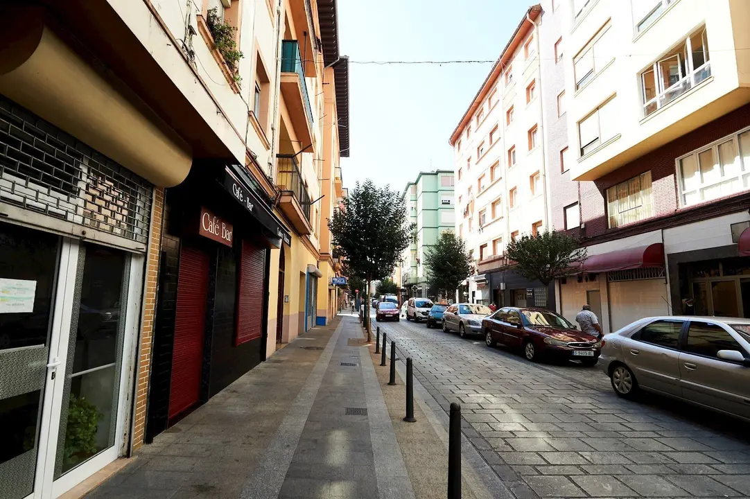 Ambiente vac&iacute;o por las calles del barrio La Inmobiliaria de Torrelavega durante el confinamiento