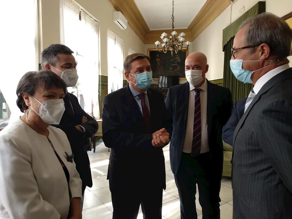 El ministro de Agricultura, Pesca y Alimentaci&oacute;n, Luis Planas (centro), antes de la presentaci&oacute;n del Anuario Agroalimentario 2020 de 'Diario de C&oacute;rdoba'