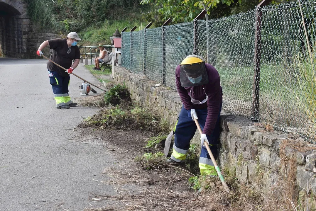 Limpieza de caminos en Pi&eacute;lagos