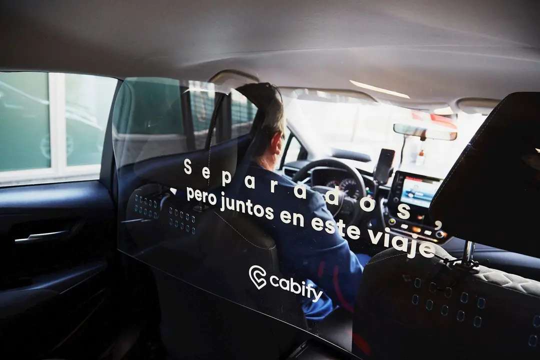Veh&iacute;culo de Cabify con mampara de protecci&oacute;n