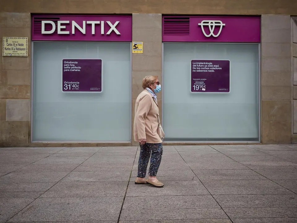 Una mujer paseas enfrente de una cl&iacute;nica. En Pamplona, Navarra (Espa&ntilde;a), a 25 de mayo de 2020.
