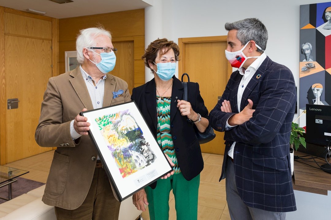 Zuloaga entrega un reconocimiento a la Asociación de la Tercera Edad de Cabuérniga con motivo de su 25 aniversario