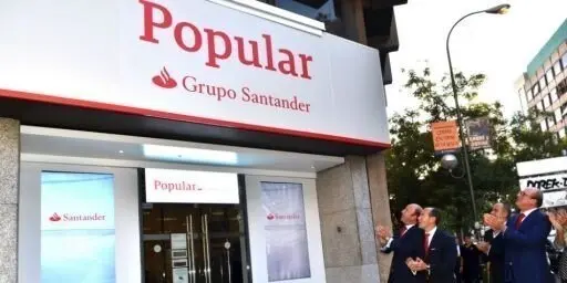 Oficina de Banco Popular con el r&oacute;tulo de Grupo Santander
