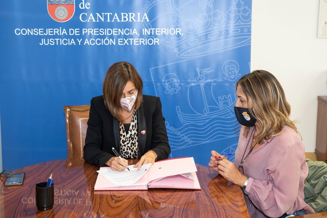 La consejera de Presidencia, Paula Fernández, y la alcaldesa de Solórzano, Gema Perojo, firman un acuerdo marco de colaboración