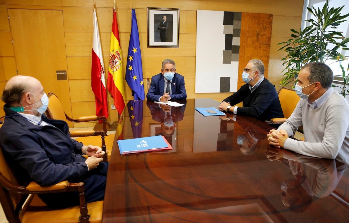 El presidente de Cantabria, Miguel Ángel Revilla, con representantes del Sindicato Médico