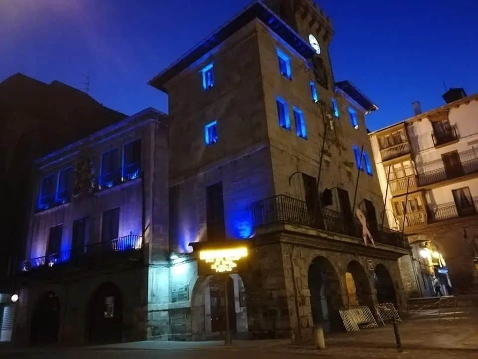 Fachada iluminada de azul