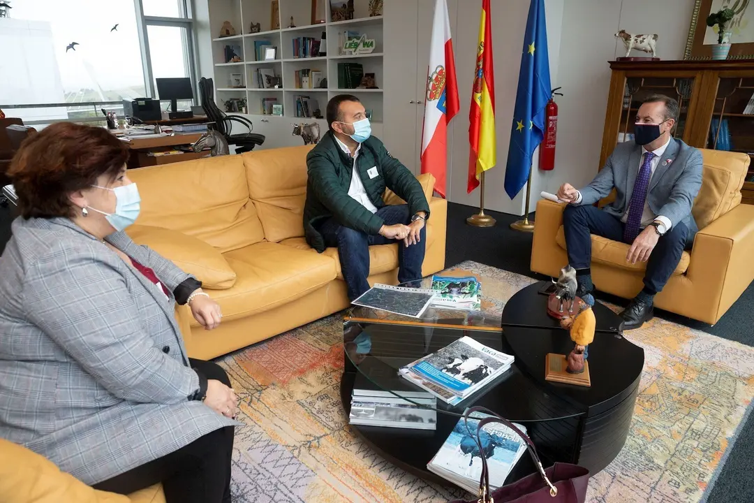 Reuni&oacute;n del consejero de Desarrollo Rural, Ganader&iacute;a, Pesca, Alimentaci&oacute;n y Medio Ambiente, Guillermo Blanco, con el alcalde de Marina de Cudeyo, Pedro P&eacute;rez