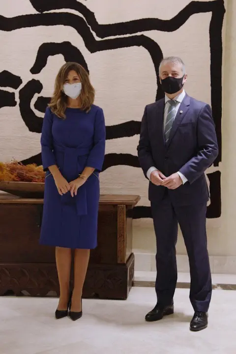 La ministra de Trabajo y Econom&iacute;a Social, Yolanda D&iacute;az, y el lehendakari, &Iacute;&ntilde;igo Urkullu, posan en una fotograf&iacute;a minutos antes de comenzar su reuni&oacute;n, en Vitoria, &Aacute;lava, Euskadi, (Espa&ntilde;a), a 7 de octubre de 2020. 