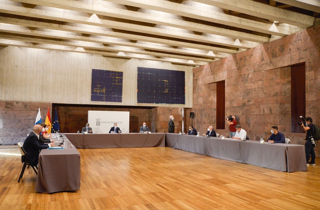 El ministro de Seguridad Social y Migraciones, José Luis Escrivá; y el presidente de Canarias, Ángel Víctor Torres, durante una reunión con organizaciones sindicales y empresariales, en Santa Cruz de Tenerife, (Canarias), a 8 de octubre de 2020.