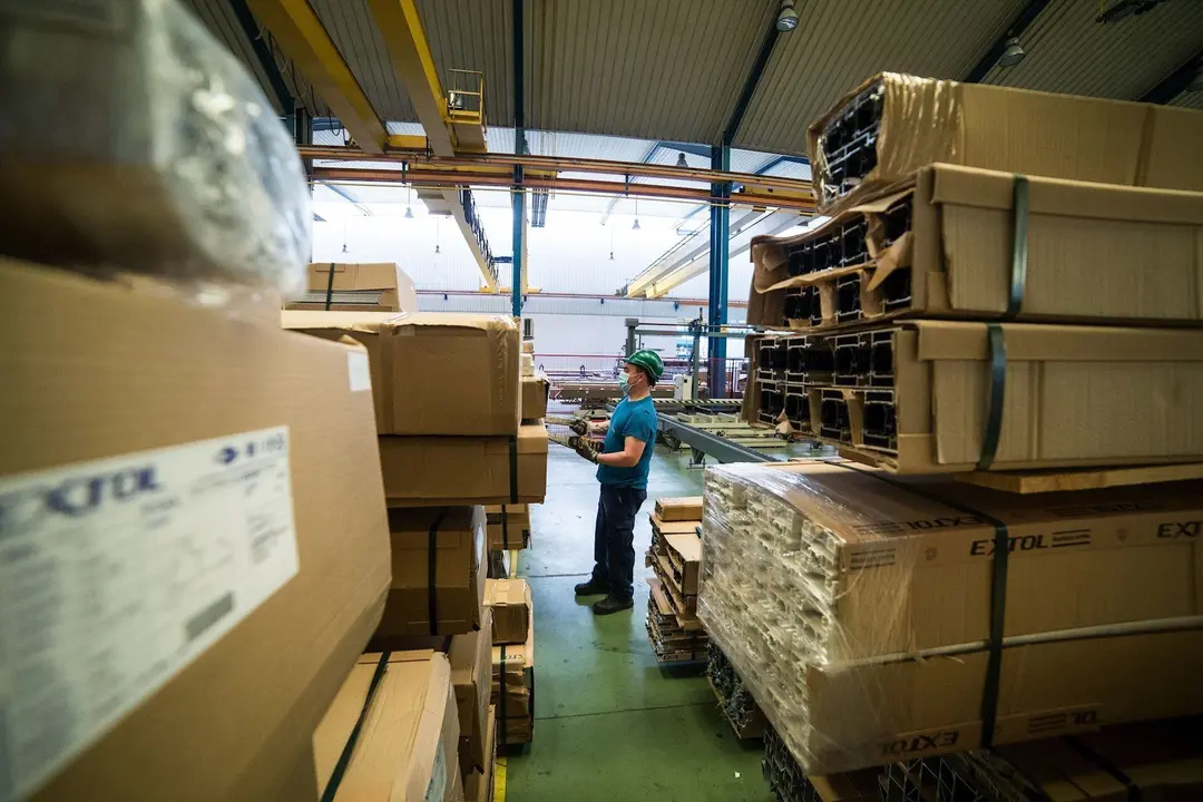 Un trabajador, en su jornada laboral en una empresa.