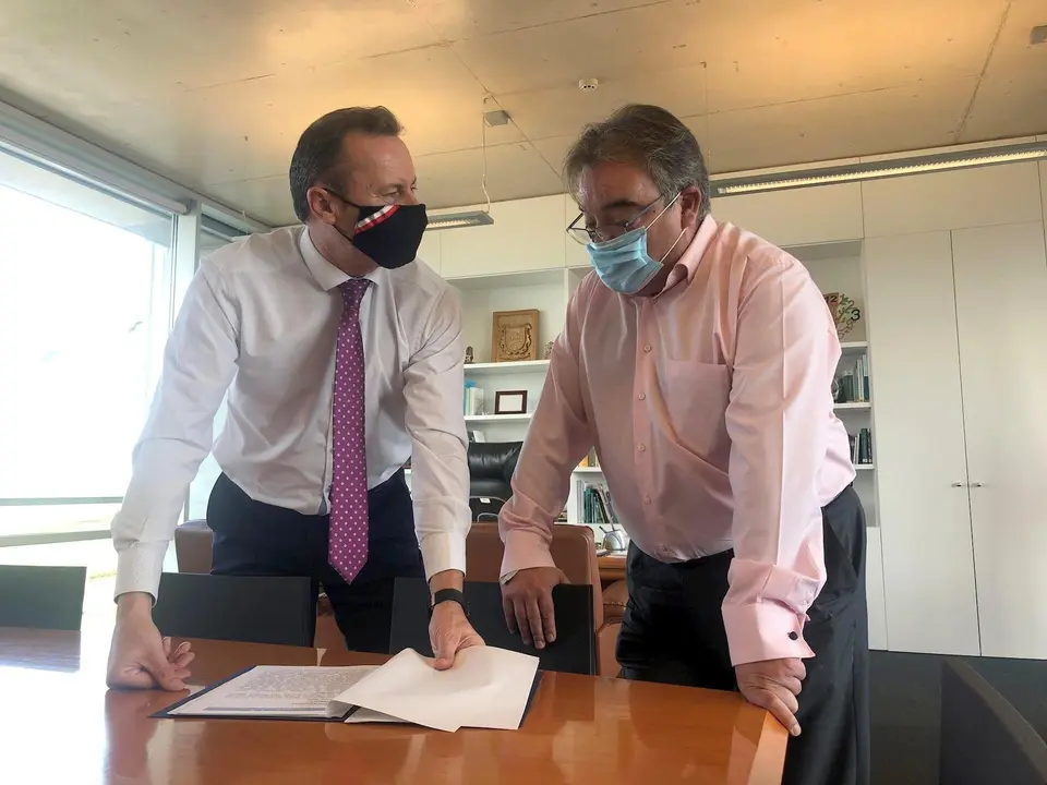 El consejero de Desarrollo Rural, Ganader&iacute;a, Pesca, Alimentaci&oacute;n y Medio Ambiente, Guillermo Blanco, y el alcalde de Noja, Miguel &Aacute;ngel Ruiz