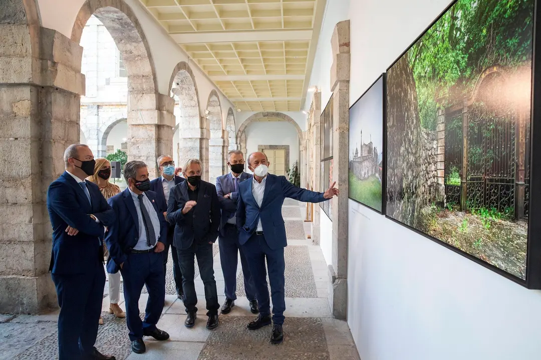 El presidente de Cantabria, Miguel &Aacute;ngel Revilla, y el alcalde de Las Palmas, Augusto Hidalgo, visitan junto a otras autoridades la exposici&oacute;n 'Cuarenta leguas por Cantabria', que homenajea a Gald&oacute;s