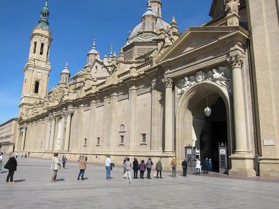 Personas que hacen cola para acceder a la Bas&iacute;lica del Pilar de Zaragoza.