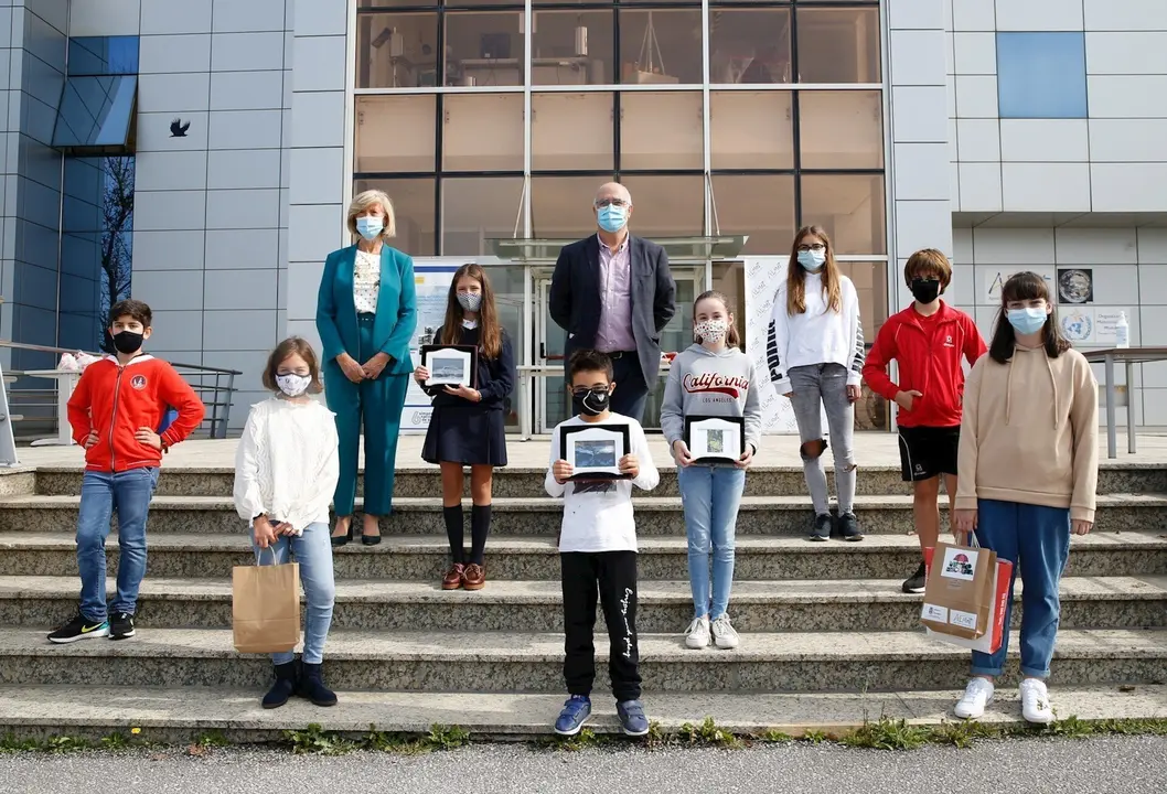 La consejera de Educaci&oacute;n, Marina Lomb&oacute; (PRC), con los ganadores del certamen 'Meteoescuela'