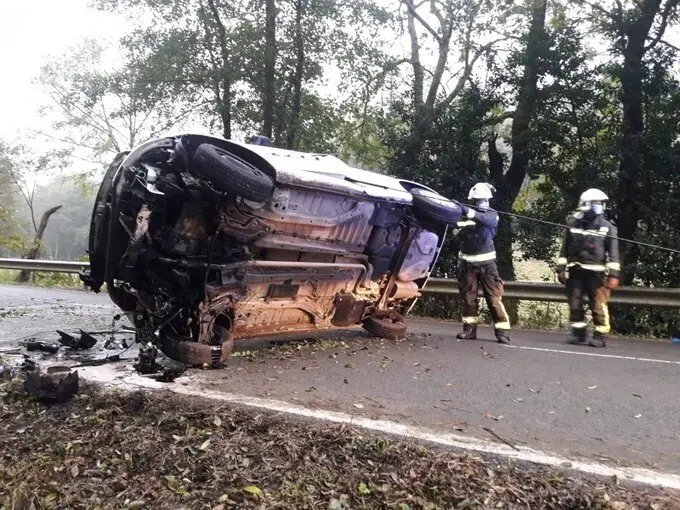 Coche volcado en la carretera