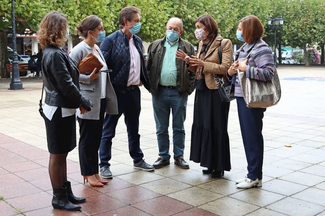La consejera de Presidencia, Paula Fern&aacute;ndez, en su visita a San Vicente de la Barquera