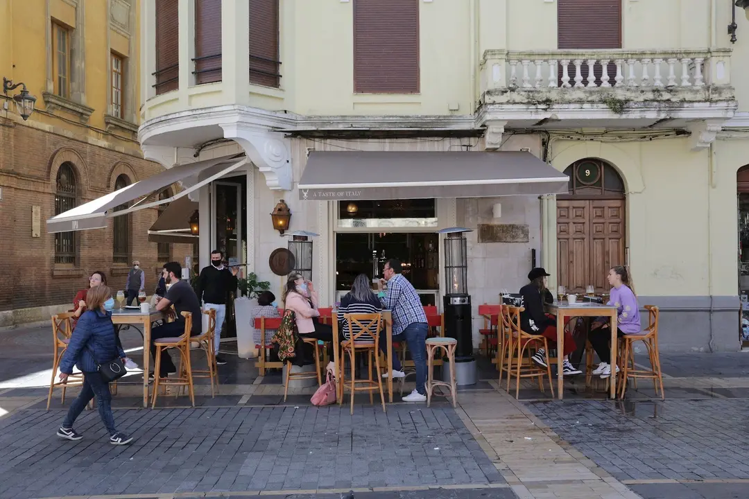 Varias personas disfrutan en la terraza de un bar durante el d&iacute;a en el que entran en vigor las medidas de restricci&oacute;n de la movilidad en la ciudad de Le&oacute;n, Castilla y Le&oacute;n (Espa&ntilde;a) a 7 de octubre de 2020.