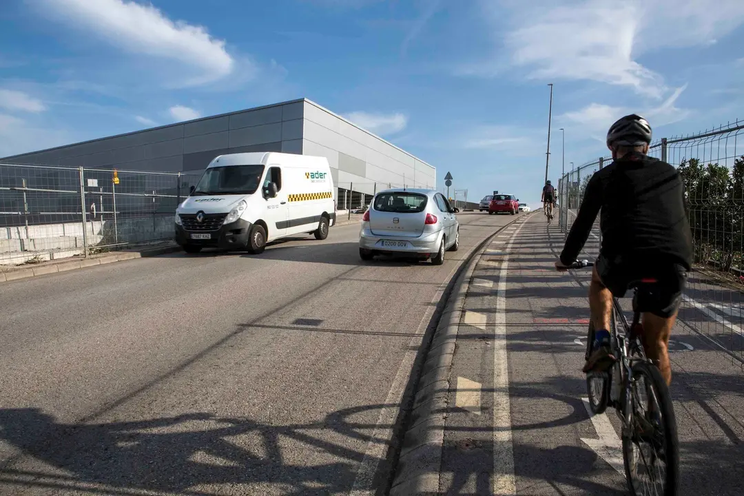 Puente de acceso a Cros