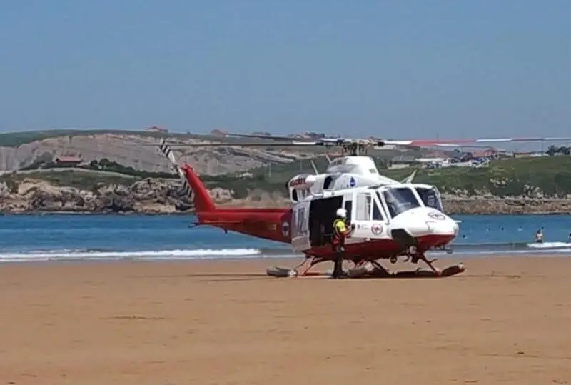 Helic&oacute;ptero 112 en la playa de La Concha en Suances