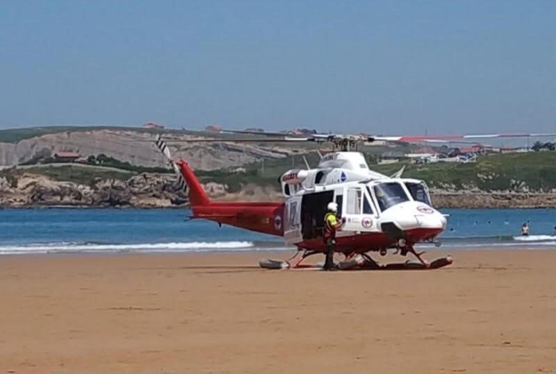 Helicóptero 112 en la playa de La Concha en Suances