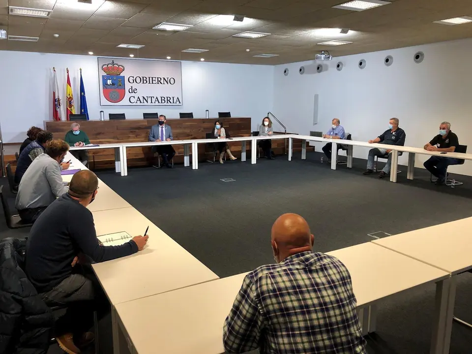 Reuni&oacute;n del consejero de Desarrollo Rural, Ganader&iacute;a, Pesca, Alimentaci&oacute;n y Medio Ambiente, Guillermo Blanco, con criadores de razas c&aacute;rnicas