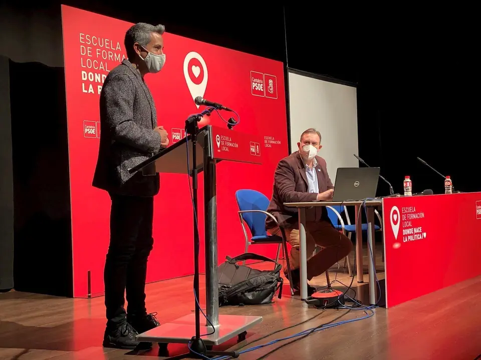 Pablo Zuloaga en la Escuela de Pol&iacute;tica Local
