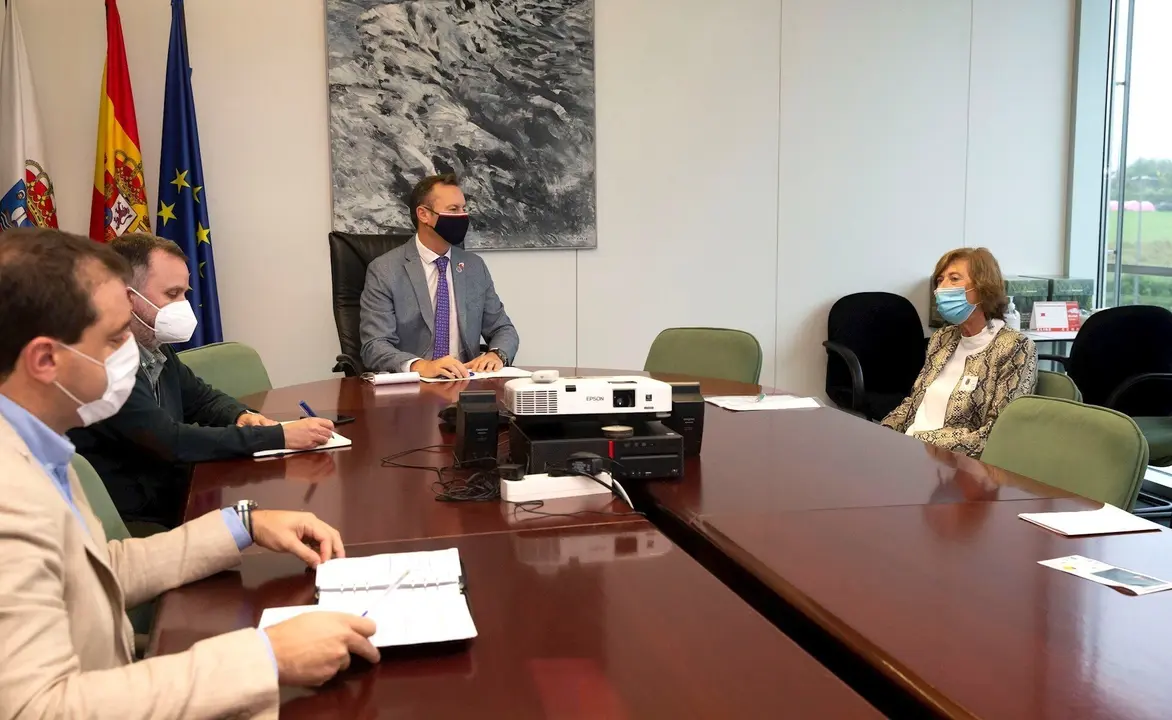 El consejero de Medio Ambiente se re&uacute;ne con la directora del Instituto Espa&ntilde;ol de Oceanograf&iacute;a