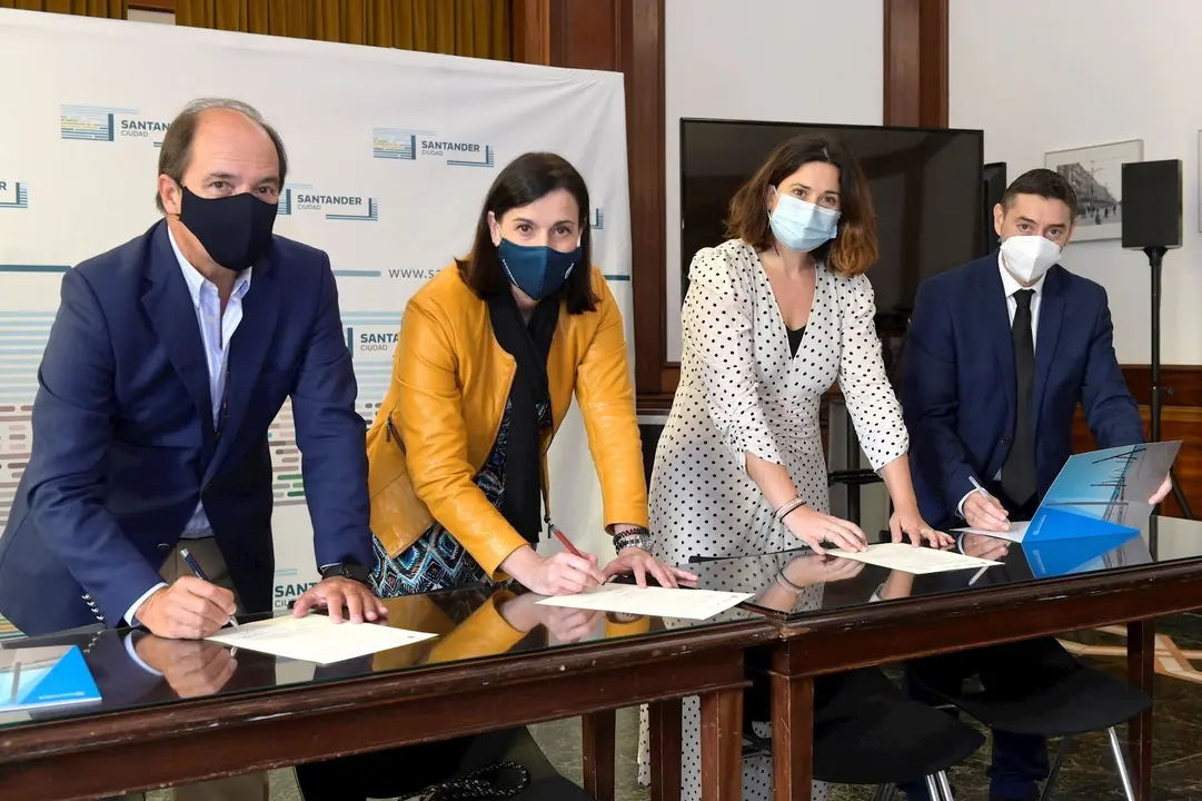 Firma del convenio entre el Ayuntamiento y la Escuela Altamira