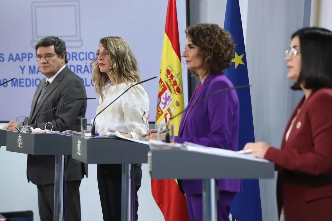(I-D) El ministro de Seguridad Social y Migraciones, Jos&eacute; Luis Escriv&aacute;, la ministra Trabajo y Econom&iacute;a Social, Yolanda D&iacute;az, la ministra portavoz y de Hacienda, Mar&iacute;a Jes&uacute;s Montero y la ministra de Pol&iacute;tica Territorial y Funci&oacute;n P&uacute;blica, Carolina Darias