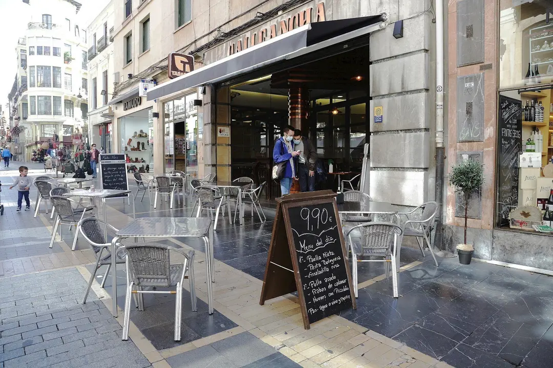 Terraza de un bar vac&iacute;a durante el d&iacute;a en el que entran en vigor las medidas de restricci&oacute;n de la movilidad en la ciudad de Le&oacute;n, Castilla y Le&oacute;n (Espa&ntilde;a) a 7 de octubre de 2020