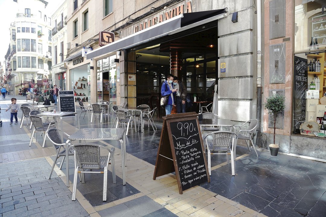 Terraza de un bar vacía durante el día en el que entran en vigor las medidas de restricción de la movilidad en la ciudad de León, Castilla y León (España) a 7 de octubre de 2020