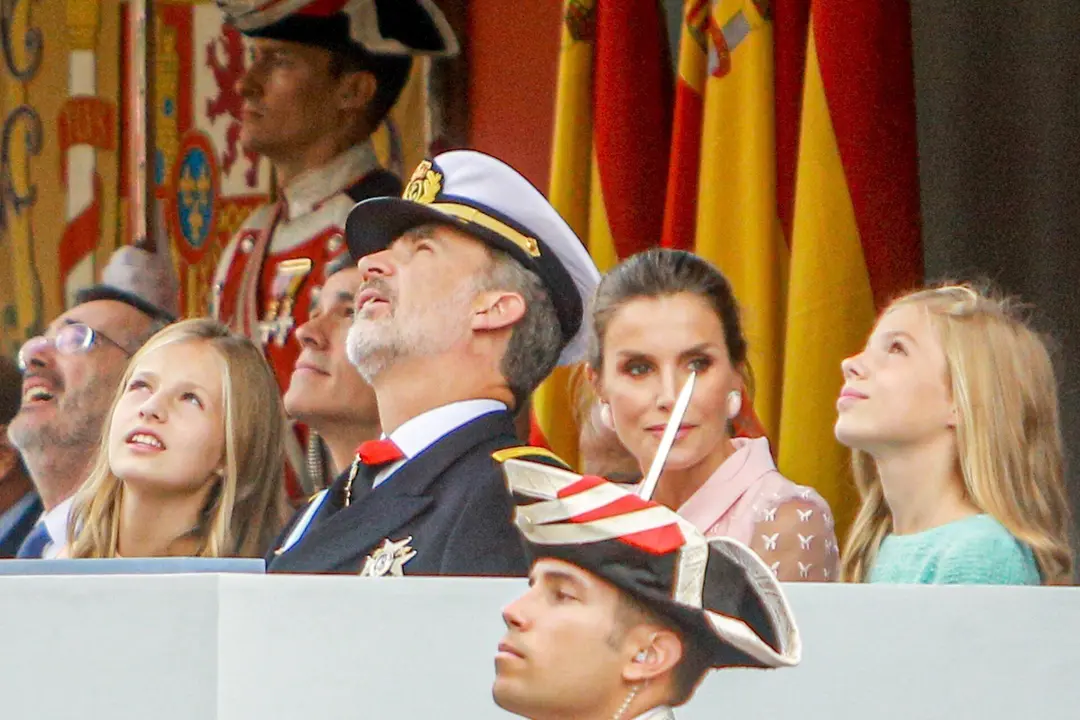 Los Reyes Felipe y Letizia, la princesa Leonor y la infanta Sof&iacute;a en el desfile del 12 de octubre de 2019