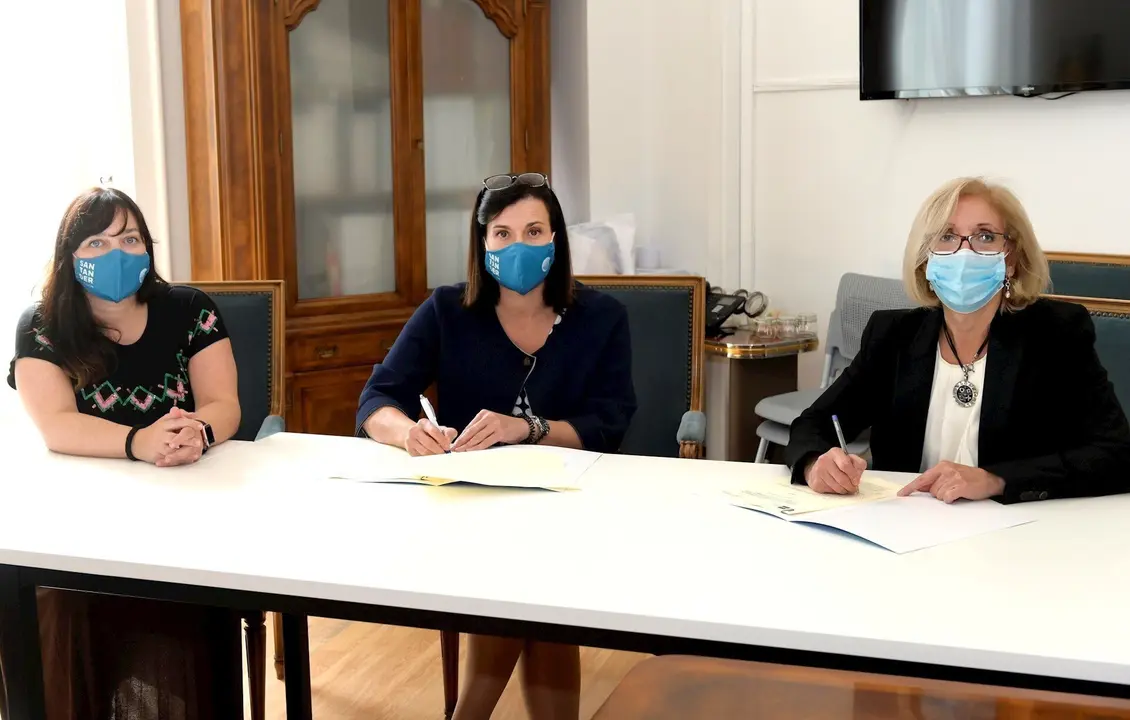 Firma del convenio con la UNED