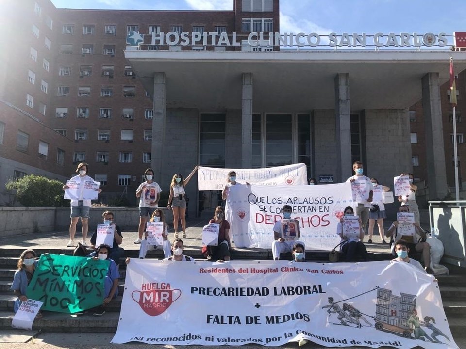 Los Médicos Internos Residentes (MIR) de la Comunidad de Madrid se concentran en el Hospital Clínico San Carlos.